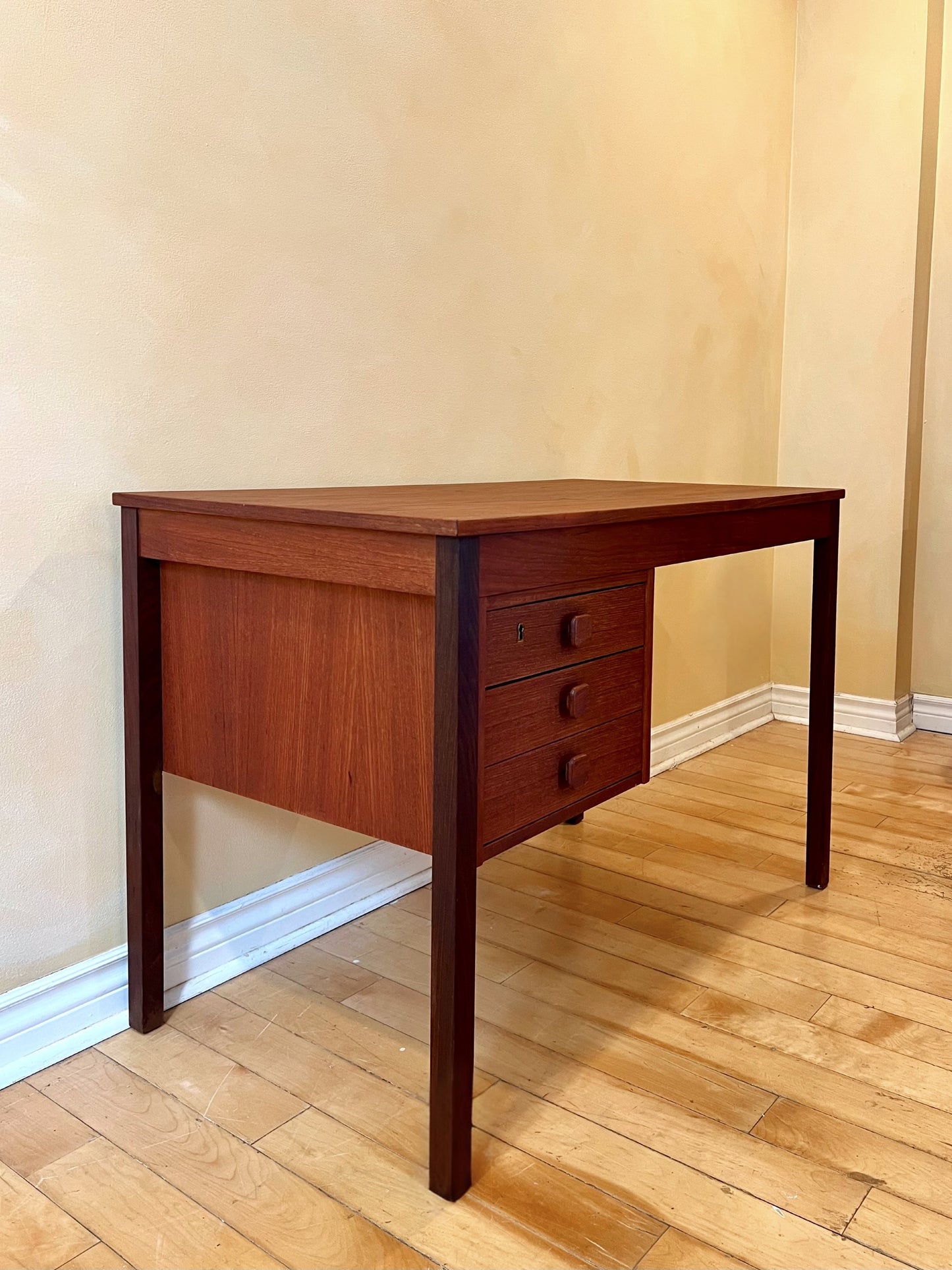 Compact Danish Teak Desk (Domino Møbler)
