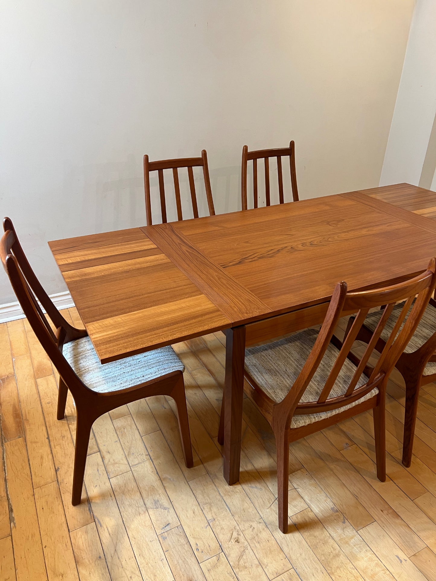 Canadian Teak R.S Associates 51 Two Leaf Dining Table