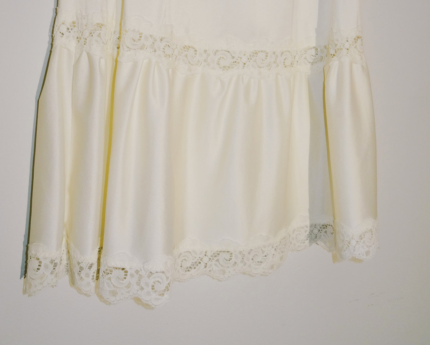 Vintage Off-White Lace Three Quarter Skirt (Size Small)